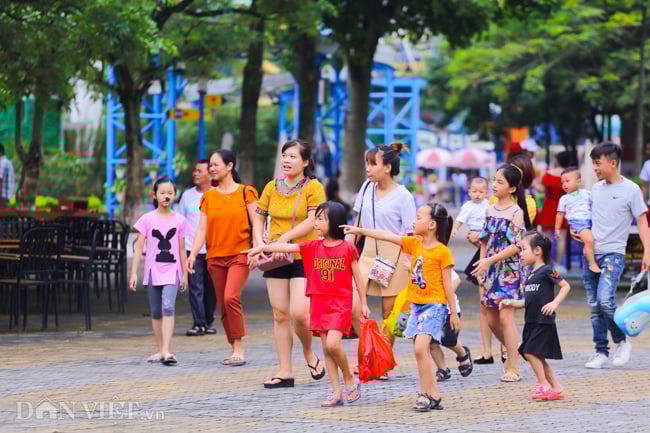 ảnh: 1/6 mát mẻ, nhièu gia dình vui tét thiéu nhi ỏ cong vien nuoc ho tay hinh anh 2