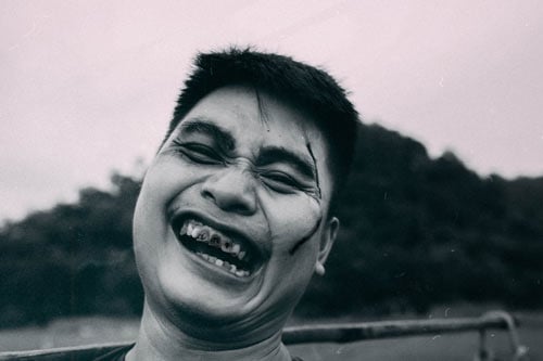 Cặp đôi cover ảnh Chí Phèo - Thị Nở như poster phim