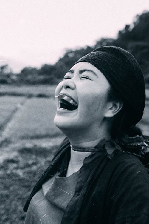 Cặp đôi cover ảnh Chí Phèo - Thị Nở như poster phim