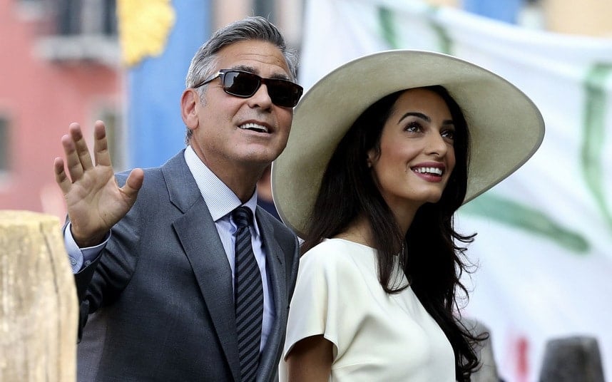 Nét quyến rũ đặc biệt của cô vợ kém 17 tuổi mới sinh đôi cho George Clooney