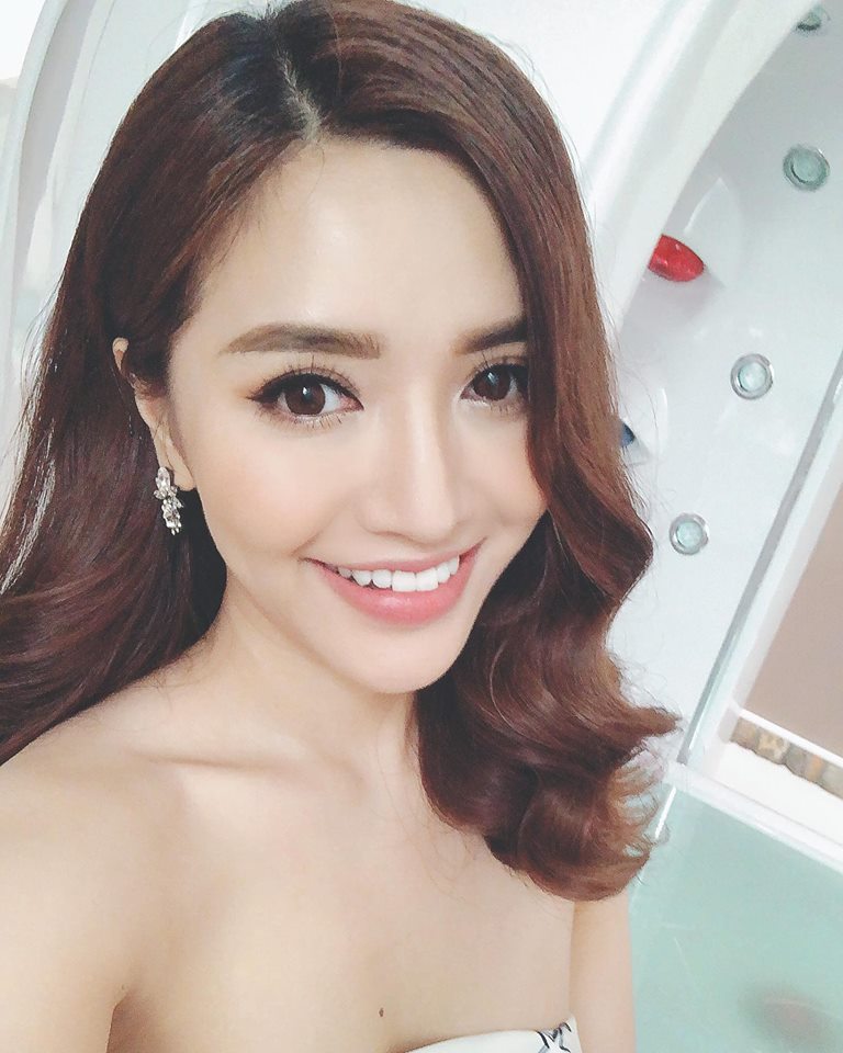 Bích Phương Tỏa Sáng Với Phong Cách Thời Trang Đẳng Cấp Trong "Em Xinh Say Hi" 15 Bích Phương Tỏa Sáng Với Phong Cách Thời Trang Đẳng Cấp Trong "Em Xinh Say Hi"