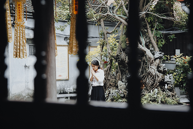 anh: gai xinh no nuc di chua ha cau duyen ngay ram thang 7 hinh anh 11