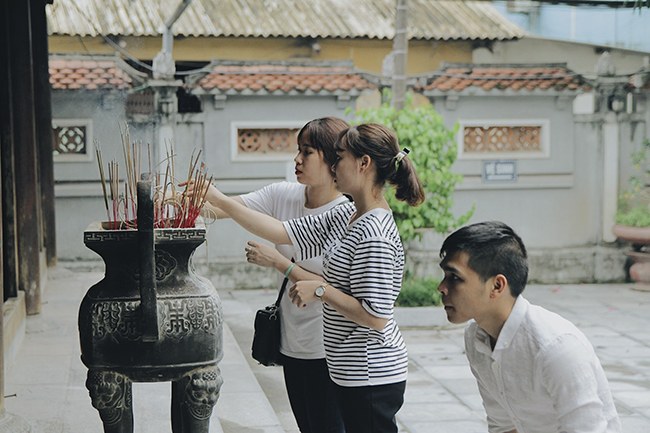anh: gai xinh no nuc di chua ha cau duyen ngay ram thang 7 hinh anh 9