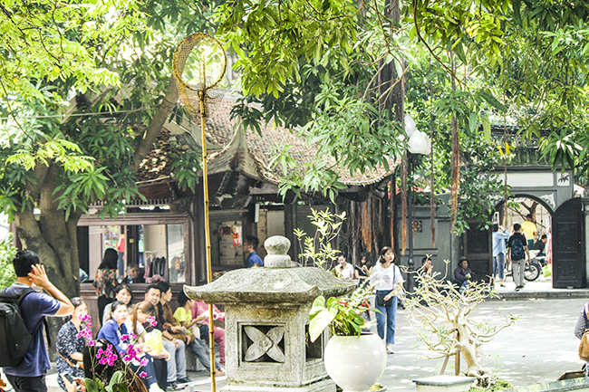 anh: gai xinh no nuc di chua ha cau duyen ngay ram thang 7 hinh anh 1