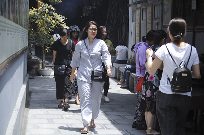 anh: gai xinh no nuc di chua ha cau duyen ngay ram thang 7 hinh anh 5