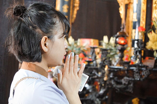 anh: gai xinh no nuc di chua ha cau duyen ngay ram thang 7 hinh anh 3