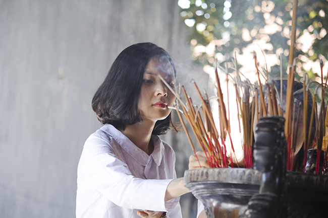anh: gai xinh no nuc di chua ha cau duyen ngay ram thang 7 hinh anh 10