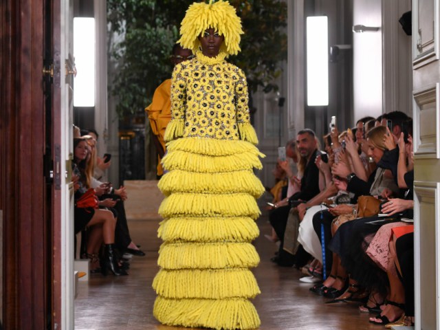 Show diễn Valentino: người mẫu diện cả cây lau nhà lên người và câu chuyện đằng sau!