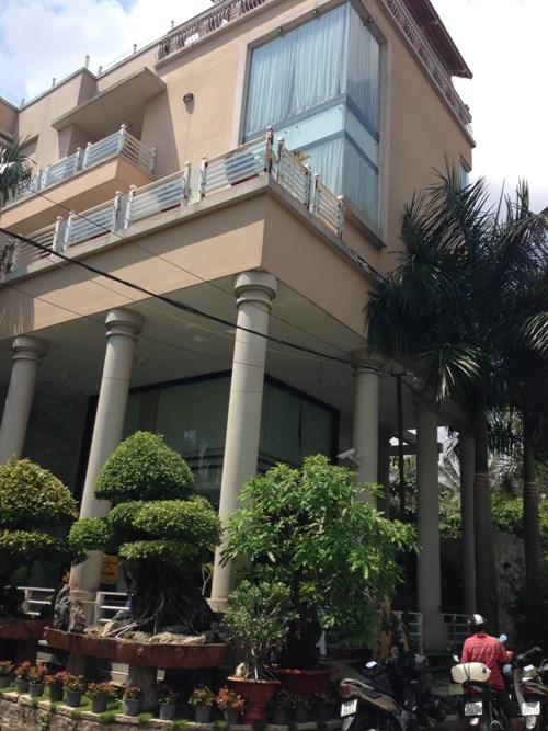 Căn biệt thư triệu đô của Phước Sang và Kim Thư ven sông Sài Gòn.