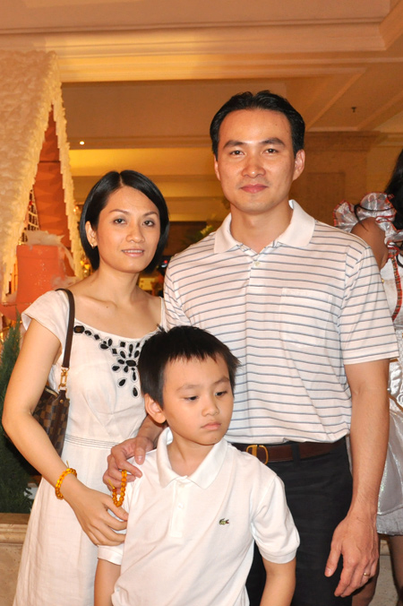 Chi Bảo cùng vợ và con trai hiện tại