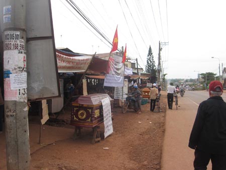 Quan tài và băng rôn đưa ra đường