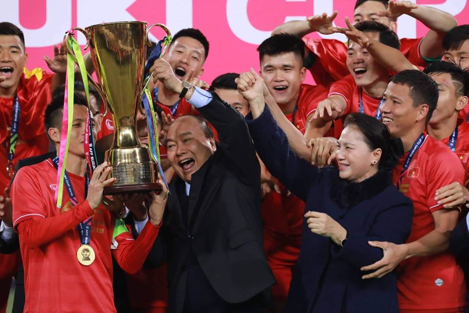 Thu-tuong-Nguyen-Xuan-Phuc--Nguoi-dong-hanh-dac-biet-voi-bong-da-Viet-Nam-4-1545369381-width960height640.jpg
