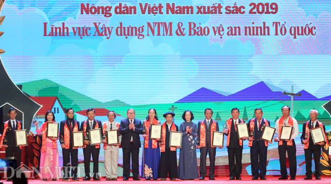 hinh anh le ton vinh va trao danh hieu 63 nong dan vn xuat sac hinh anh 10