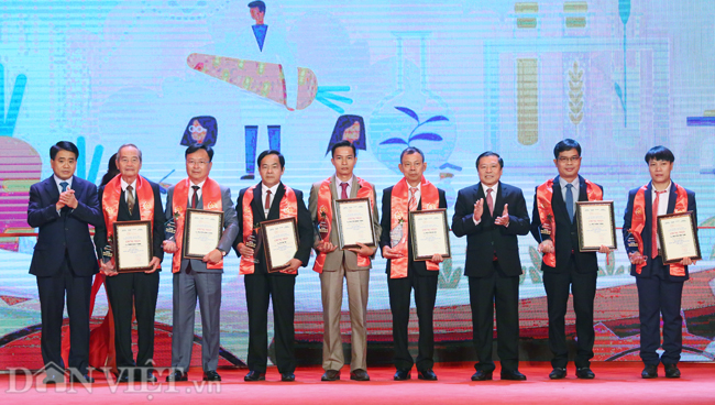 hinh anh le ton vinh va trao danh hieu 63 nong dan vn xuat sac hinh anh 6