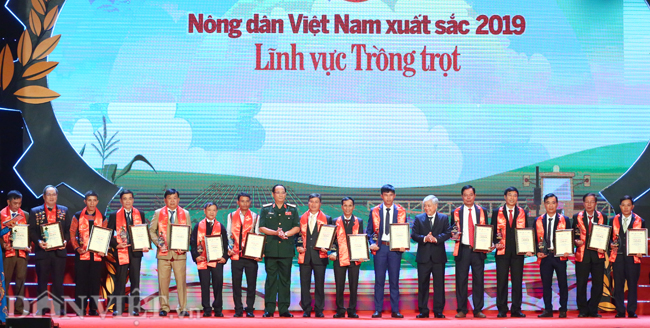 hinh anh le ton vinh va trao danh hieu 63 nong dan vn xuat sac hinh anh 7