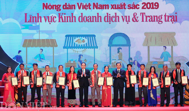 hinh anh le ton vinh va trao danh hieu 63 nong dan vn xuat sac hinh anh 9