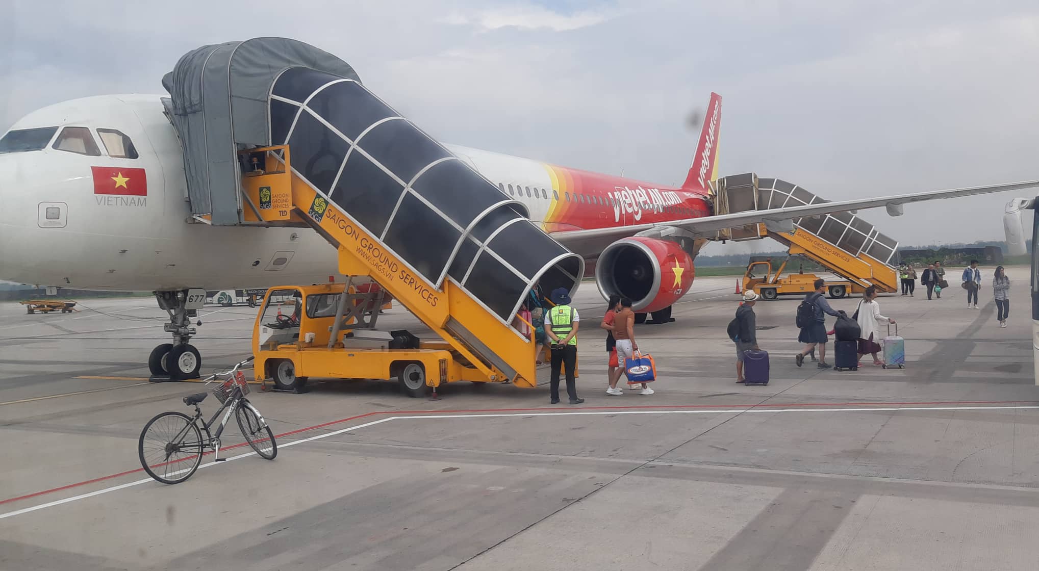 Vietjet hoàn thành công tác chuyển giao khai thác dịch vụ mặt đất tại sân bay Tân Sơn Nhất Vietjet hoàn thành công tác chuyển giao khai thác dịch vụ mặt đất tại sân bay Tân Sơn Nhất