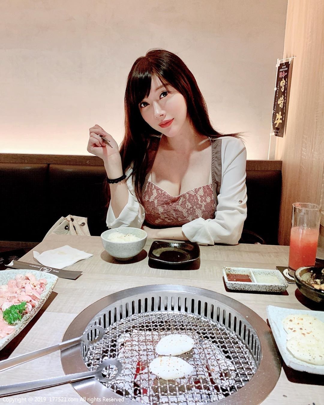Khoe vòng 1 mừng sinh nhật, cô gái 18 tuổi khiến dân mạng đứng ngồi không yên