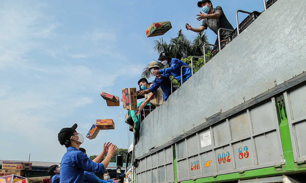 Ảnh: Thành đoàn Hà Nội nhận 60 tấn nhu yếu phẩm do nhân dân, tuổi trẻ tỉnh Hà Giang trao tặng