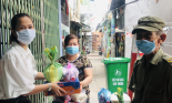 Báo Nông thôn Ngày nay/Dân Việt trao quà của bạn đọc đến người dân bị ảnh hưởng dịch Covid-19 ở TP.HCM