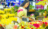 Hoa tươi, áo cặp, sô cô la… đắt hàng dịp 14-2