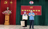 Phó Chủ tịch HĐND tỉnh Sơn La trao huy hiệu 60 năm tuổi đảng tại Bắc Yên