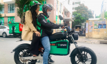 Hot: Lần đầu tiên Việt Nam có xe ôm công nghệ tài xế chạy bằng xe máy điện, Gojek dùng xe Dat Bike chở khách