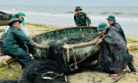 Chiến sĩ bộ đội biên phòng Đà Nẵng xuống từng tàu, trèo lên từng mái nhà giúp dân chống bão số 6