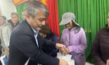 Mang Tết lên núi cho gia đình chính sách, người nghèo, cán bộ không chuyên trách cấp xã ở Bình Định 