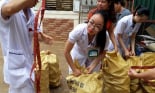 Mưa lũ Sơn La: Cán bộ y tế vác thuốc đi bộ gần 10 cây số vào rốn lũ