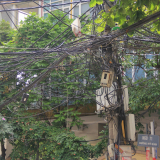 Nhiều tuyến phố ở Hà Nội: Dây điện, cáp viễn thông chằng chịt, “giăng bẫy” người dân