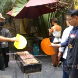 Du khách phấn khích chi tiền triệu học làm bún chả, nem rán... như người Hà Nội