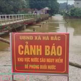 Vẫn còn hàng trăm nhà bị nước lũ ngập sâu cô lập ở huyện Hà Trung (Thanh Hóa)