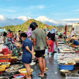 Bên đầm nước lợ rộng 1.200ha ở Ninh Thuận có một cái chợ trên trời dưới la liệt cá tôm ngon 
