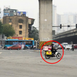 Nhiều người đi xe máy vẫn cố tình vượt đèn đỏ tại ngã tư lắp nhiều camera phạt nguội nhất Hà Nội