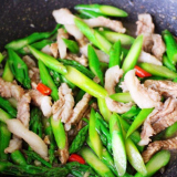 Rau này mệnh danh là 'rau hoàng đế', giá 150.000 đồng/kg, ăn vào cực bổ, đem xào thịt lợn được món tốn cơm mỗi ngày