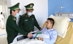 Trung úy biên phòng trọng thương khi vây bắt ma túy được y, bác sĩ Viện 108 chăm sóc đặc biệt