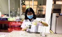 Chuyện lạ Trà Vinh: Đem thứ hạt của loài cây dại mọc vạ vật bờ kênh chế ra thứ thuốc trừ sâu 'cực ngầu'