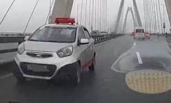 Taxi đi ngược chiều trên cầu Nhật Tân