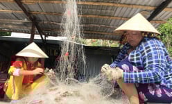 Kiên Giang: Lạ lùng nghề 'gỡ rối' ở quần đảo Nam Du, già trẻ đều làm được