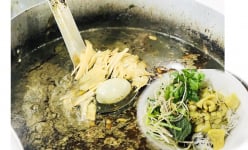 Chuyện lạ Gia Lai: Bún cua thối, vừa ăn vừa bịt mũi thế mà là đặc sản, ăn riết rồi nghiền
