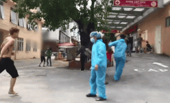CLIP: Hỗn chiến kinh hoàng bằng dao giữa 2 tài xế xe ôm công nghệ tại Bệnh viện E