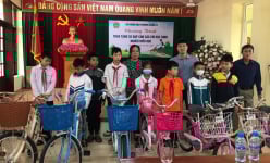 Hội Nông dân phường Bàng La: Trao tặng xe đạp cho các em học sinh nghèo hiếu học