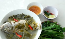 Tuyên Quang: Mùa lũ đánh mẻ cá suối, cá sông đem nấu canh lá chua ra món đặc sản ăn 1 bát tỉnh cả người
