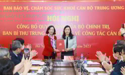 Bà Nguyễn Thị Kim Tiến nhận quyết định nghỉ hưu