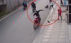 TP.HCM: Hai thanh niên chích điện, đạp ngã xe cô gái cướp tài sản táo tợn