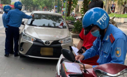 Hà Nội: 30.000 xe kinh doanh vận tải hành khách dưới 9 chỗ chậm đổi phù hiệu bị xử lý thế nào?