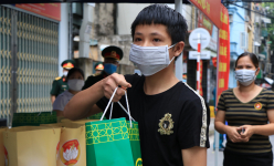 Hà Nội: Xúc động bữa cơm có thịt '0 đồng' của những người lao động nghèo chợ Long Biên