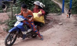 Người dân Tây Giang băng rừng, vượt suối hái măng, mổ heo, làm cơm lam gửi tặng Đà Nẵng
