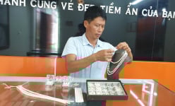 Ninh Bình: Nuôi 'con ngọc quý' nằm đầy dưới ao, mò lên bán mỗi viên nửa triệu đồng, 7X kiếm tiền tỷ mỗi năm